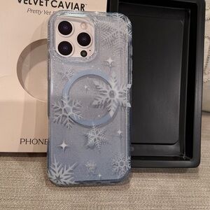 Velvet Caviar Frosted Snowflake Phone Case - Silver